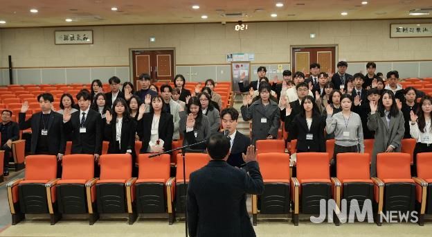 신규 임용자들이 공직자로서의 책무를 다짐하는 복무 선서를 하고 있다.