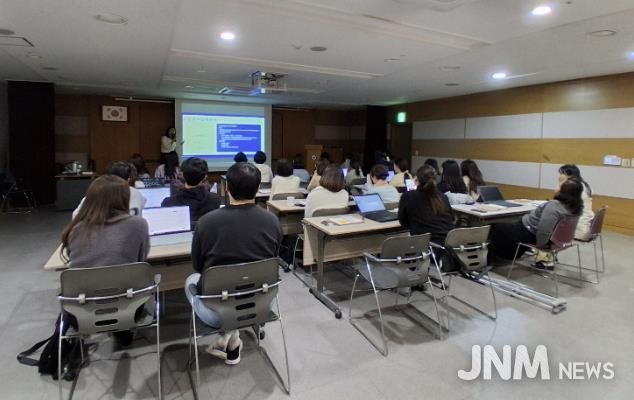 보건사업 담당자 등이 12일 상록수보건소에서 직원 역량강화 AI 교육을 진행하고 있다.