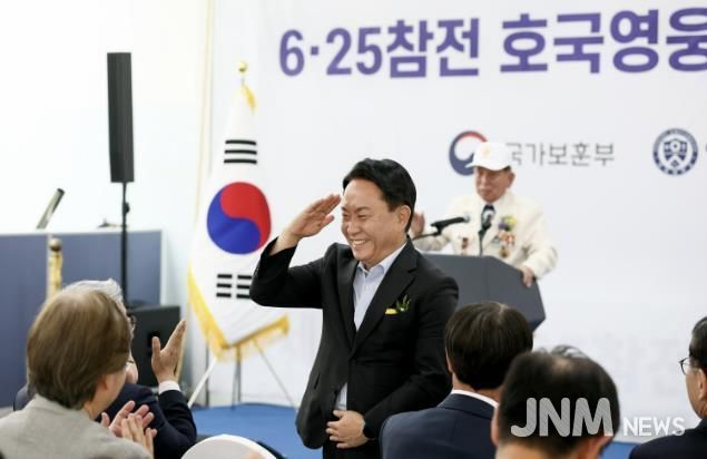 보훈행사에서 국가보훈대상자들과 소통하는 이성헌 서대문구청장