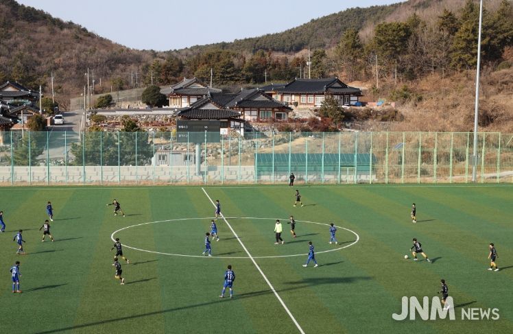 고흥군, 동계 전지훈련‘최적지’ 입증... 지역경제 ‘활짝’ - 김태영 축구장