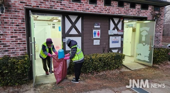공원녹지관리 작업단이 연향동 호반3공원 화장실에서 환경정화 활동을 하고 있다