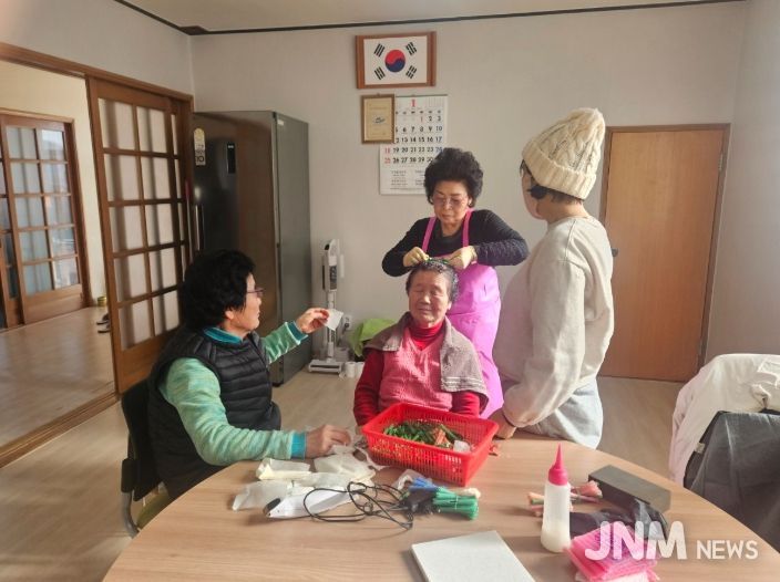 밀양시 교동 ‘우리마을 봉사 프로젝트’의 일환으로 모례경로당에서 거동이 불편한 어르신을 대상으로 미용 봉사가 진행되고 있다.