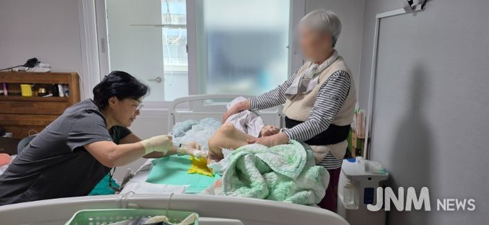 장기요양 재택의료센터 의료진들이 대상자 가정을 방문해 환자들을 돌보고 있다.