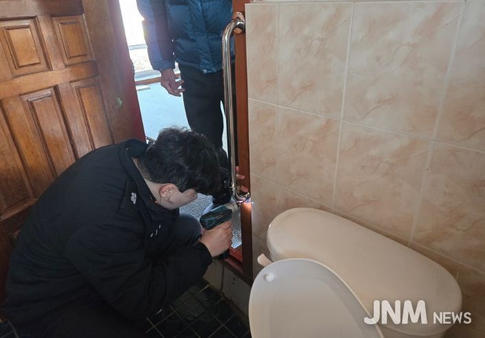 28.(수) 119생활안전순찰대가 독거노인가구 화장실에 안전손잡이를 설치하고 있다.