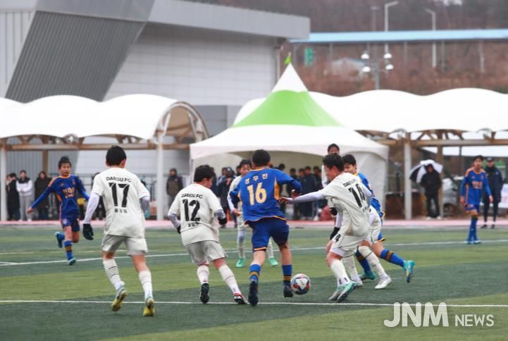 2025년 열린 울진금강송 춘계 중등 축구대회 경기 모습