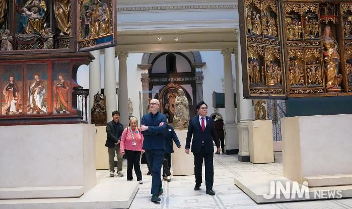 박일하 동작구청장과 V&A 박물관 다니엘 슬레이터 총괄감독이 16일(현지시간) 영국 런던 V&A 박물관을 둘러보고 있다.