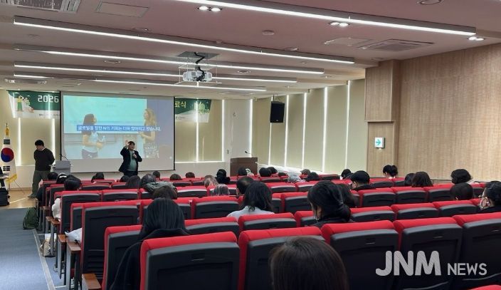 천안시는 지난 29일 탄소 중립지원센터에서 탄소중립 시민 전문가 양성 교육과정 수료식을 개최했다.