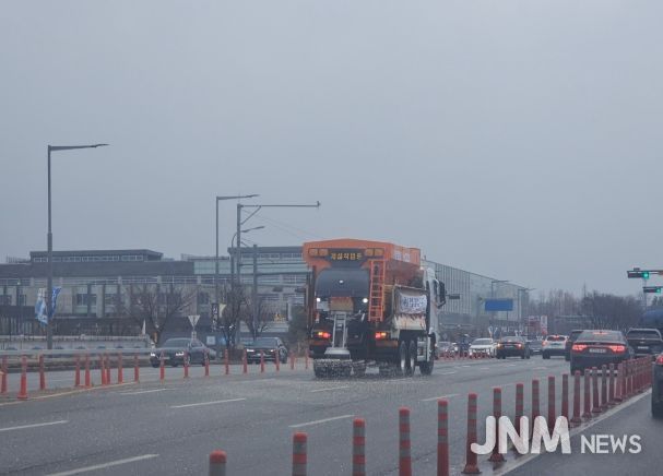 지난 1월 11일 제설차량으로 도로에 제설제를 살포하는 모습.