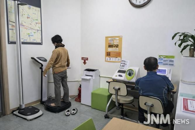 부천역 건강상담센터에서 시민이 건강상담을 받고 있다.