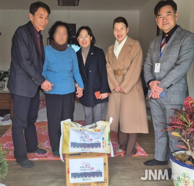 창녕군보건소에서 독거노인에게 위문품을 전달하고 있다