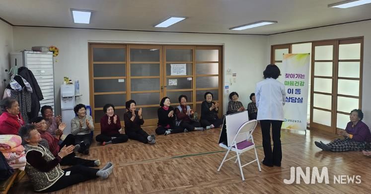 주민들 대상으로 우울증 예방교육을 하고 있다.