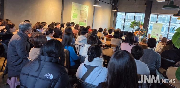 청학서점에서 윤덕원을 초청해 북토크를 진행하고 있다.