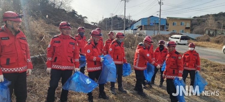 산림재난대응단이 산지정화 활동을 추진하는 모습