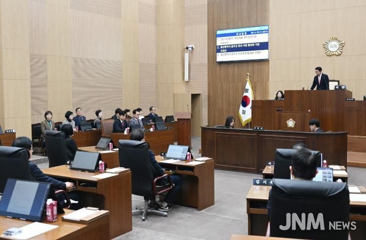 9일 울주군의회 의사당 본회의장에서 열린 제243회 임시회 제7차 본회의에서 최길영 의장이 회의를 진행하고 있다.