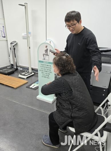 노쇠 검사 서비스를 받고 있는 어르신