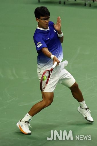 정현 현수가 데이비스컵 테니스대회에서 활약하며 2라운드에 진출했다.