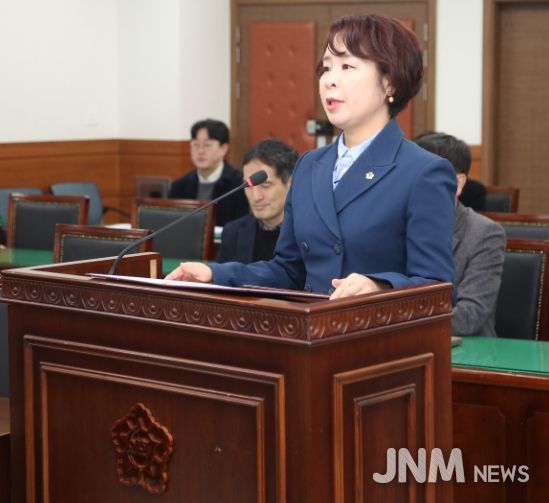 남양주시의회 317회 임시회 자치행정위원회에서 정현미 의원이 조례안 제안설명을 하고 있다.