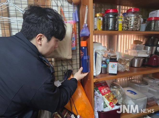 강진소방서 119생활안전순찰대가 겨울철 기간 취약계층 가정에 스프레이식 강화액 소화용구를 설치하고 있다