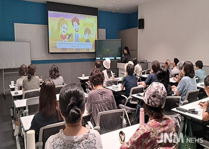 2025년 평생학습관 프로그램 생활영어회화를 수강하고 있는 모습