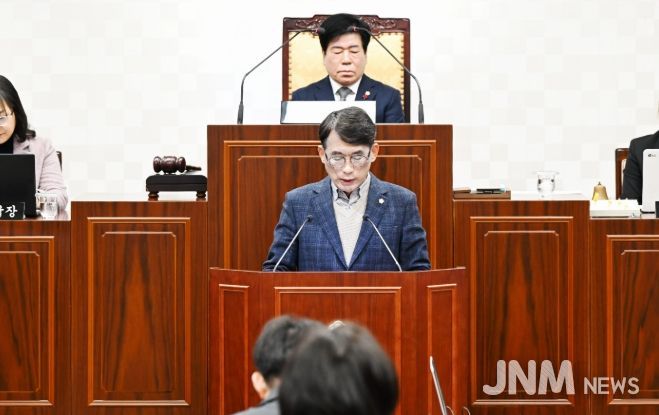 제291회 임시회 제2차 본회의에서 김상수 의회운영위원장이 제안설명을 진행하고 있다.