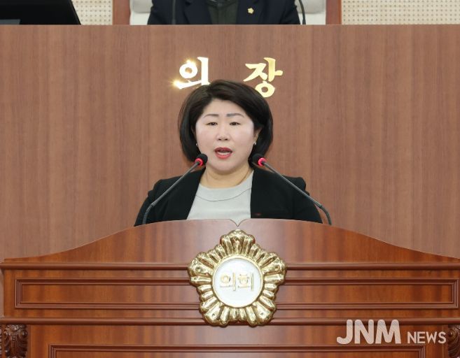 아산시의회 김은복 의원이 본회의장에서 5분 발언을 하고 있다.