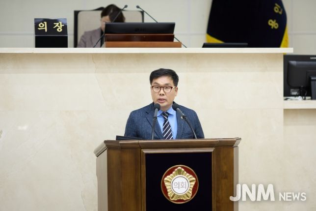 용인특례시의회 임현수 의원이 11일 열린 제300회 임시회 제2차 본회의에서 시정질문을 하고 있다.