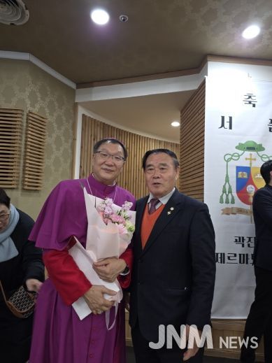 천주교 수원교구 곽진상 제르마노 주교 서품식에 참석한 이재식 수원특례시의회 의장 기념촬영