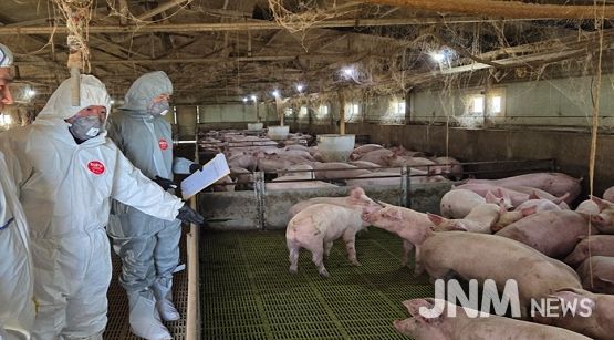 울산보건환경연구원 심민령 원장이 아프리카돼지열병 발생 예방을 위해 돼지 농가를 직접 방문해 방역 실태를 점검하고 있다