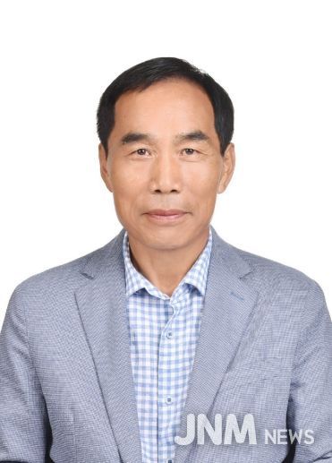 경상국립대학교 2025학년도 전기 학위수여식에서 중소기업 계약학과(융합기계공학과)를 졸업하며 공학박사 학위를 받는 이규조 씨.