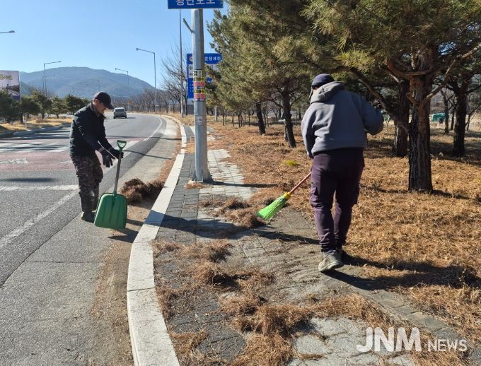 관내 주요 도로변 청소 및 배수로 정비