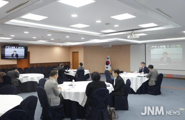 천창수 교육감이 12일 집현실에서 비대면으로 열린 '신학기 준비 초등학교장 연수'에 참여해 학교 운영과 직결된 주요 정책을 안내하고 있다