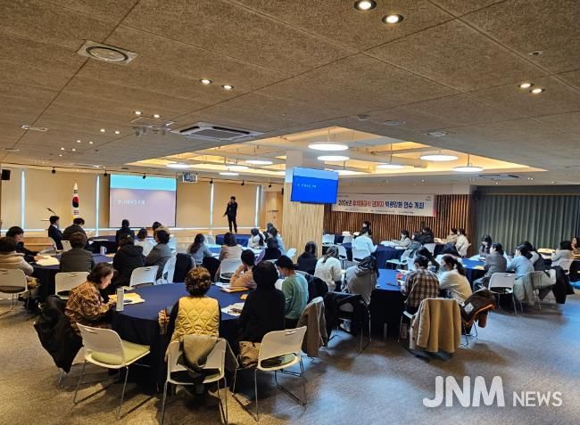 울산 단설과 사립유치원 급식 관계자들이 12일 울산교육연구정보원에서 역량 강화 연수를 듣고있다.