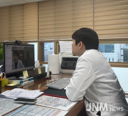 ICT 화상 장비를 활용하여 주민 대상 원격협진 진료 모습