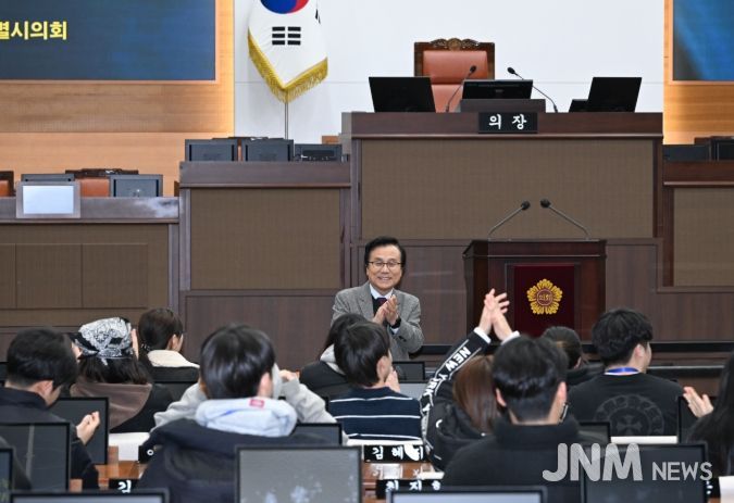 강석주 의원이 ‘2026 제외청소년 한반도 통일캠프’ 학생들에게 지방자치의회에 대해 설명하고 있다.