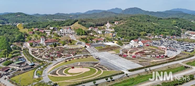 치즈와 함께하는 첫 번째 임실N장미축제 5월 개최5(임실치즈테마파크 장미원 전경).