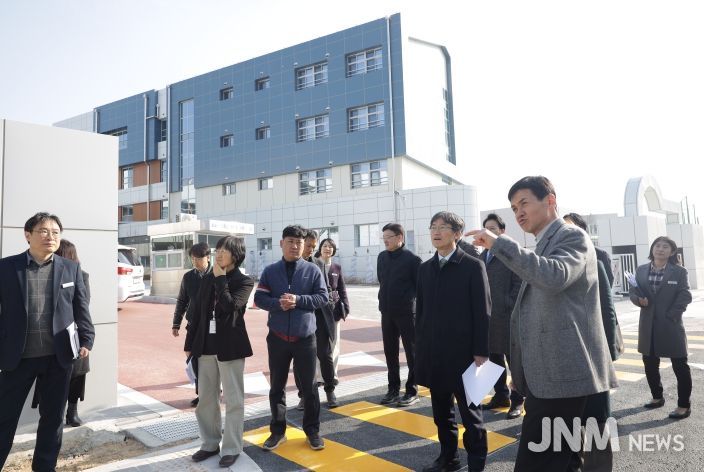 천창수 교육감과 관련 부서 직원들이 13일 서사초를 방문해 개교 준비 상황을 점검하고 있다.