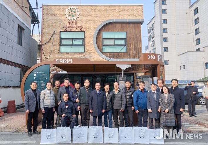 1. 13일 김석필 천안시장 권한대행이 성정시장을 방문해 성수품 물가 동향을 살피고 상인들의 애로사항을 청취했다.