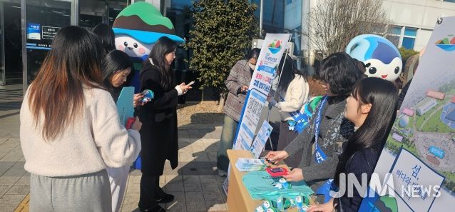 여수시는 13일 설 명절을 맞아 여수엑스포역에서 귀성객과 관광객을 대상으로 2026여수세계섬박람회 개최를 알리는 홍보 캠페인을 대대적으로 전개했다.
