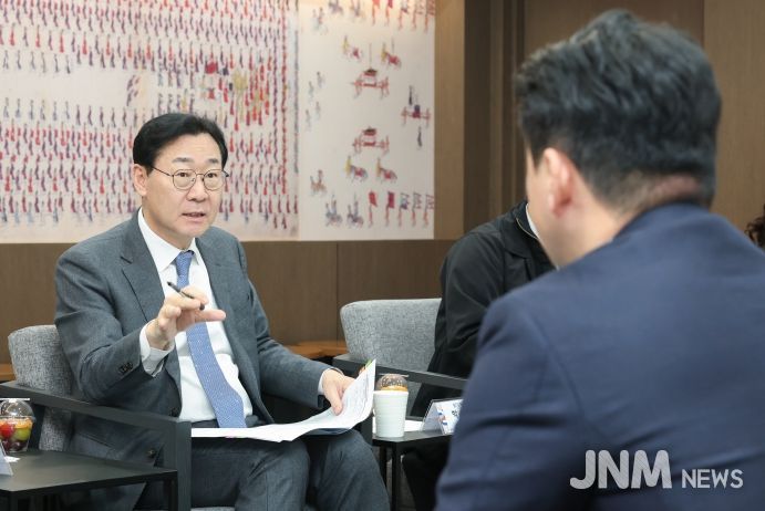 정명근 화성특례시장이 13일 시가 주최한 '생리용품 부담 완화를 위한 소통 간담회'에서 '(가칭) 코리요 생리대' 추진 취지에 대해 설명하고 있다.