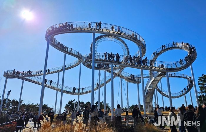 설 연휴 포항의 스페이스워크를 찾은 관광객