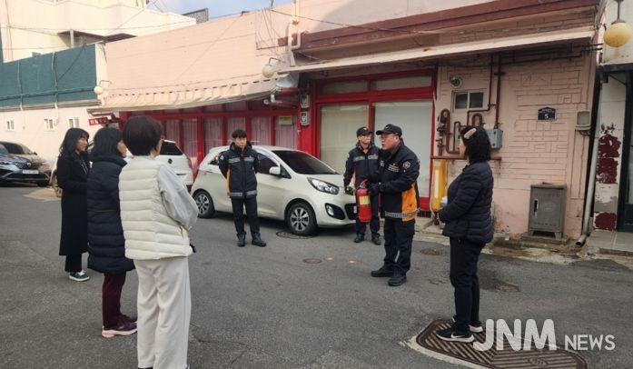 포항북부소방서 덕산119안전센터 화재진압팀은 지난 11일 대흥동 성매매 집결지 현장시청 빛나길센터 앞에서 지역 주민을 대상으로 소방안전교육을 실시했다.