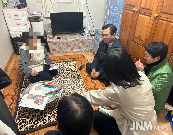 1. 4일 김석필 천안시장 권한대행 부시장이 쪽방촌을 방문해 주거 및 안전 여건을 확인하고 있다.