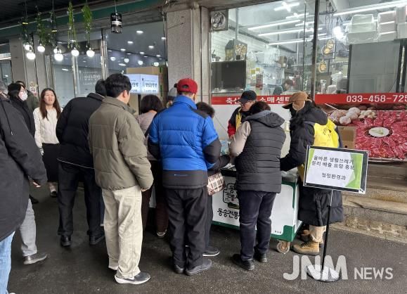 철원군 동송전통시장, 설 명절 맞아 생활쓰레기 분리배출 요령 홍보 캠페인 실시
