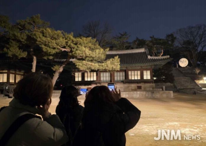 창경궁 정월대보름 행사 - 모형 보름달을 감상하고 있는 관람객(2025년 2월)