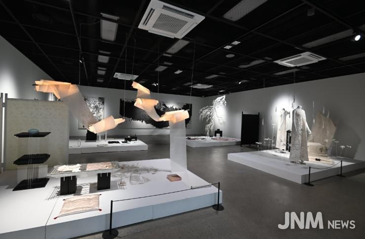 진주실크박물관 개관 기획전 《 비단, 삶: 생을 수놓다 》 개최