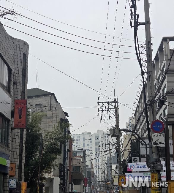 청담 맛의 거리에 복잡하게 얽힌 전선