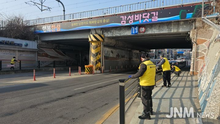 묵호역 굴다리, 어르신 손길로 새 단장
