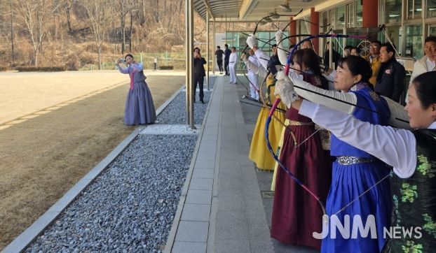 지난 21일 밀양시 국궁장에서 ‘제10회 밀양시궁도협회장배 궁도대회’ 경기가 진행되는 모습