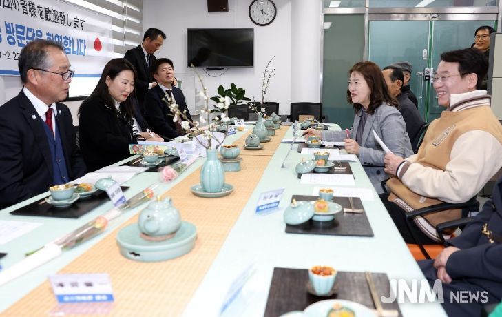 개막식 퍼포먼스 참여 후 기념촬영을 하고 있다.