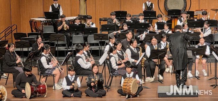 전라남도교육청은 학교 내 유휴악기를 공유해 학교 예술교육을 지원하는 ‘악기뱅크’를 운영한다. 사진은 '2025. 제12회 전남학교예술교육페스티벌' 무대.
